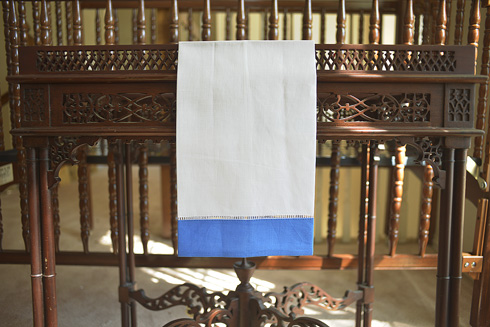 White Hemsitch Guest Towel with Marina Blue border. 14"x22"
